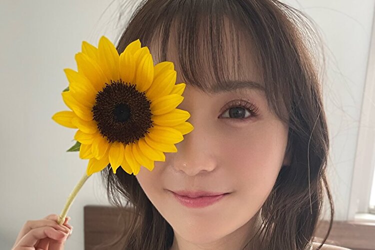 伊藤愛真、愛くるしいひまわりショット…裏腹なバストアップにファン歓喜の画像1