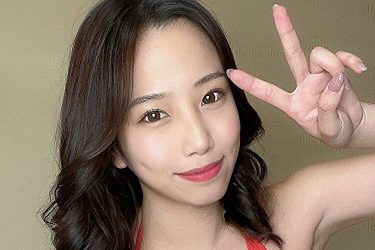 乙陽葵、乙パイむぎゅっと赤ビキニでピース