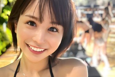 新人グラドル・パピコがナイトプール似合いすぎ…完璧なビキニ美女の全身