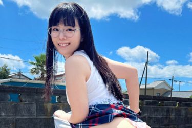 東雲うみ、サドル上の大白桃! 笑顔で丸見えの自転車通勤美女