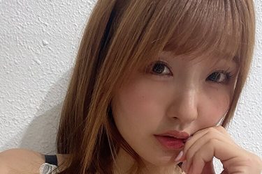 原つむぎ、深く長い谷間が物語る美胸の破壊力と切なげな魅力