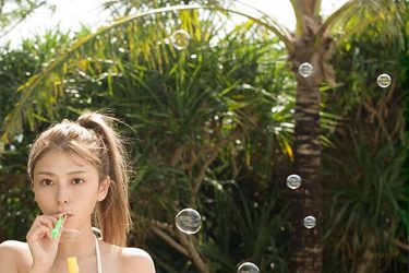 櫻井音乃、シャボン玉と美女…完璧スタイルの爽やかビキニショット