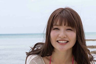 原つむぎ、海辺の無防美バスト…満面の笑みで強刺激