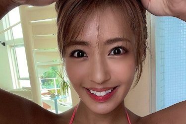 橋本梨菜、弾ける笑顔とツヤツヤ美バストショット2連発