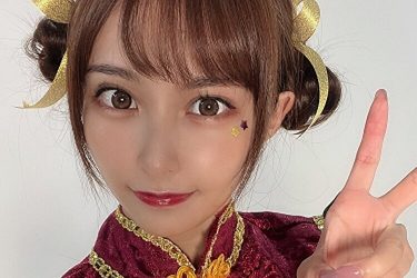 花咲れあ、まん丸バスト丸見えチャイナ服…瞳と谷間に吸い込まれそうな自撮り