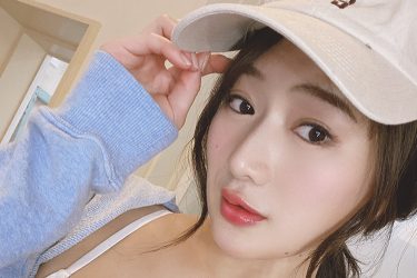 新海まき、胸がモリモリ! 超攻撃的な美谷間配達員