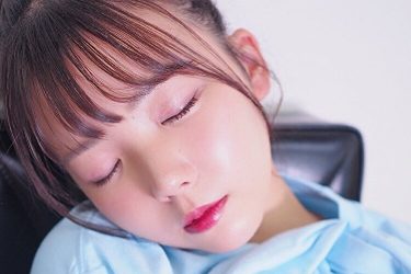 堀江りほ、無防備うたた寝ショットで美バスト丸出し