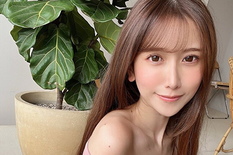 名取くるみ、オフショルダーで美貌も谷間も全開! カレンダーオフショにファン歓喜の画像1