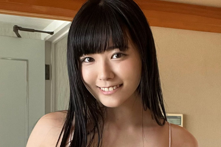 東雲うみ、ガウンを脱いで美ボディ見せつけ「あっためる?」の誘惑の画像1