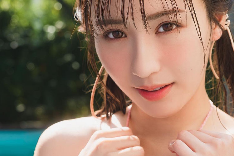 伊藤愛真、ウェットに美胸を「むぎゅ」っとアピールの画像1