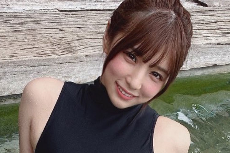 夏本あさみ、水中ハイレグで細もも脚線美の画像1