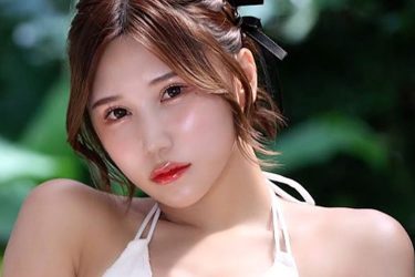 朝比奈りる、眼福の白ビキニ…凛々しく挑発的な大胆開脚