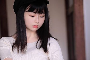 くりえみ、魅惑の秋美女は玄関先で絶妙チラリ