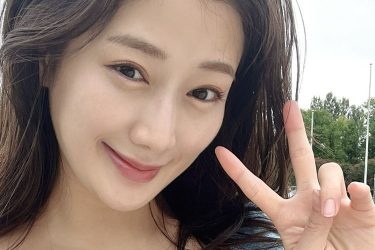 新海まき、ゆるふわ美バスト全開でにっこりピース