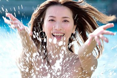戸田れい、夏の終わりの美女しぶき…水辺で弾ける笑顔と美ボディ