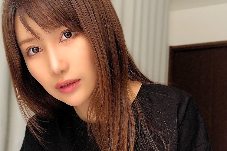 「隣行っていい？」琴井ありさ、丸見えランジェリーで魅惑の四つん這いの画像1