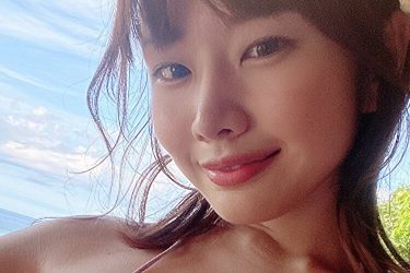 白川のぞみ、眼帯ビキニから溢れる特大モチモチ美バスト