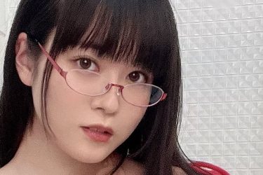 「シャア専用」東雲うみ、赤い彗星ビキニで二刀流ボディ炸裂