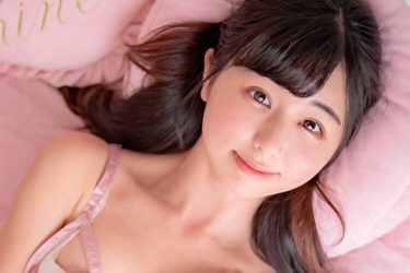 くりえみ、ガーリーなピンキー美ボディにリツイート殺到
