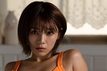 大川成美のオレンジ水着に映える褐色の美ボディ