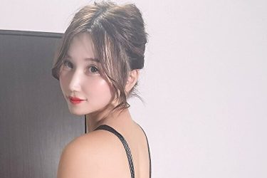 朝比奈りる、ハードな革黒水着で魅せつけドデカヒップ