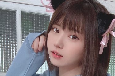 「萌えポイントが大渋滞」えなこ、猫耳萌え袖パーカーひも縞パン食い込み