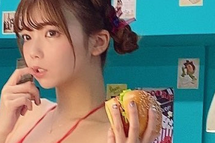 堀江りほ、バーガーショップで真っ赤な紐ビキニの画像1