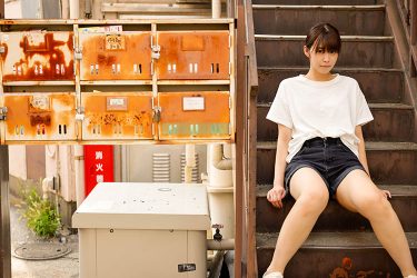 真中つぐ密会グラビア…四畳半に充満する熱気と色香