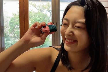 風吹ケイ、満点スマイルで「お手玉置きパイ」