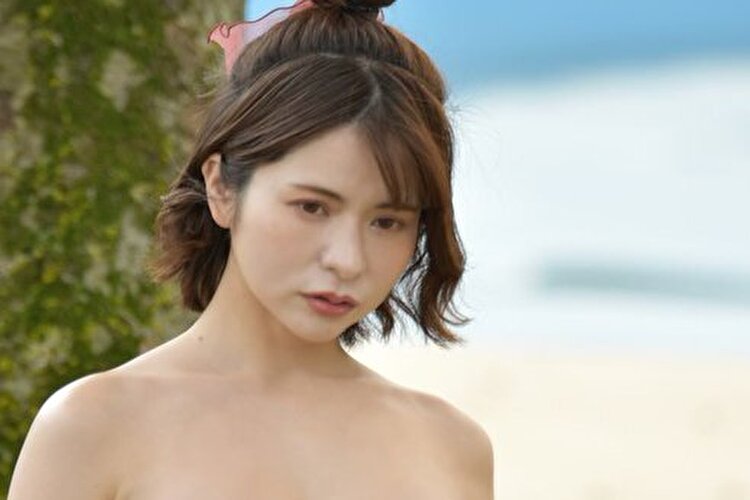 紅羽祐美、ぴちぴち極小ビキニの谷間リボンをほどく瞬間の画像1