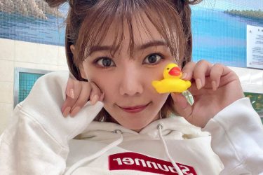 大川成美、パーカーめくって大胆露出…銭湯ショットが可愛すぎで刺激強すぎ