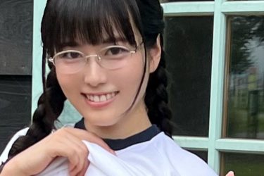 東雲うみ、ハイレグ水着にニーハイ眼鏡で謎シチュの体操着おさげピース