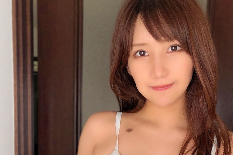 琴井ありさ、ぴちぴちキャミから溢れる美胸…生々しさも溢れる彼女風「お見送り」ショットの画像1