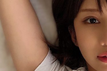 「動いちゃダメなの、、?」琴井ありさ、Tシャツめくられ…不穏な空気漂う拘束風ベッドショット