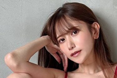 名取くるみ、大人の魅力あふれるピンクランジェリーカット