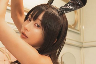 いくみ、色っぽく美しい透け透けバニーメイド2連発