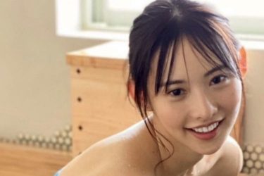 あのん、笑顔と濡れバストの挑発お風呂ショット