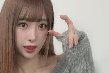 真島なおみ、タイトニットで谷間魅せる「チラリ魔」な小悪魔