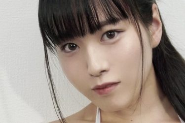 東雲うみ、圧巻ボディ映えるシンプル白ビキニショット