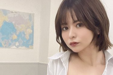 紅羽祐美は女教師M…ハンパない威力の黒スト開脚グラビア