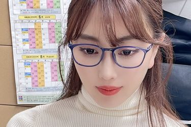 森咲智美、働く「#これがこう」で美胸丸出し