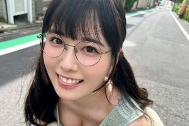 東雲うみ、ツインテ眼鏡カノジョのご褒美谷間