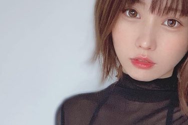 えなこ、黒透けの誘惑ボディ