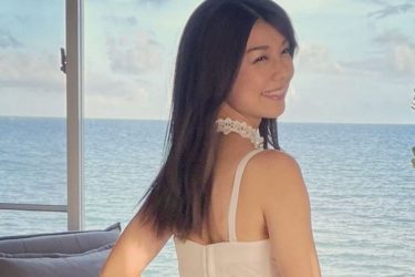 藤木由貴、オーシャンビューに映える素晴らしきボディライン