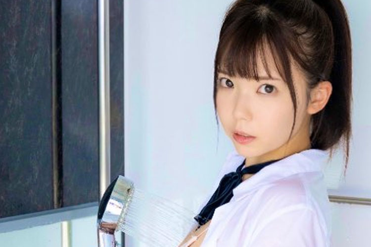 堀江りほ、濡れシャツにノースカートで圧巻の極生ヒップの画像1