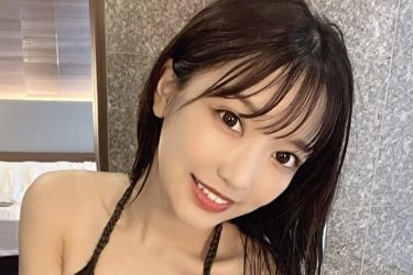 吉沢朱音、にこやかに色気放つ極上の濡れ髪ビキニカット