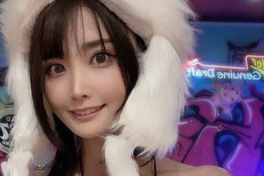 「獣属性」赤羽もも、真っ白もこもこファービキニカット