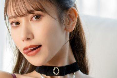 名取くるみ、扇情的で攻撃的な赤黒ランジェリー