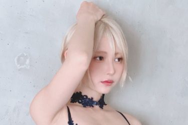 篠崎こころ、CGかドールか…ガーター姿で超越の造形美