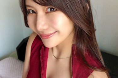 琴井ありさ、無防備なモロ出しで衝撃の胸チラ